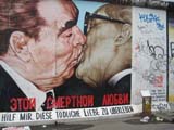 Der Ku&szlig; - East Side Gallery