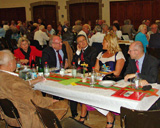 prominente G&auml;ste beim Fischgulaschessen der Donauschwaben